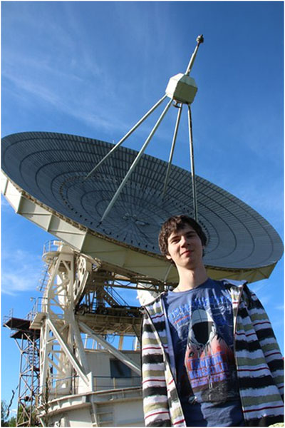 Старченко на фоне радиотелескопа ПРАО